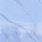 بديل خشب شيبورد بتصميم رخامي أبيض مع خطوط رمادية.